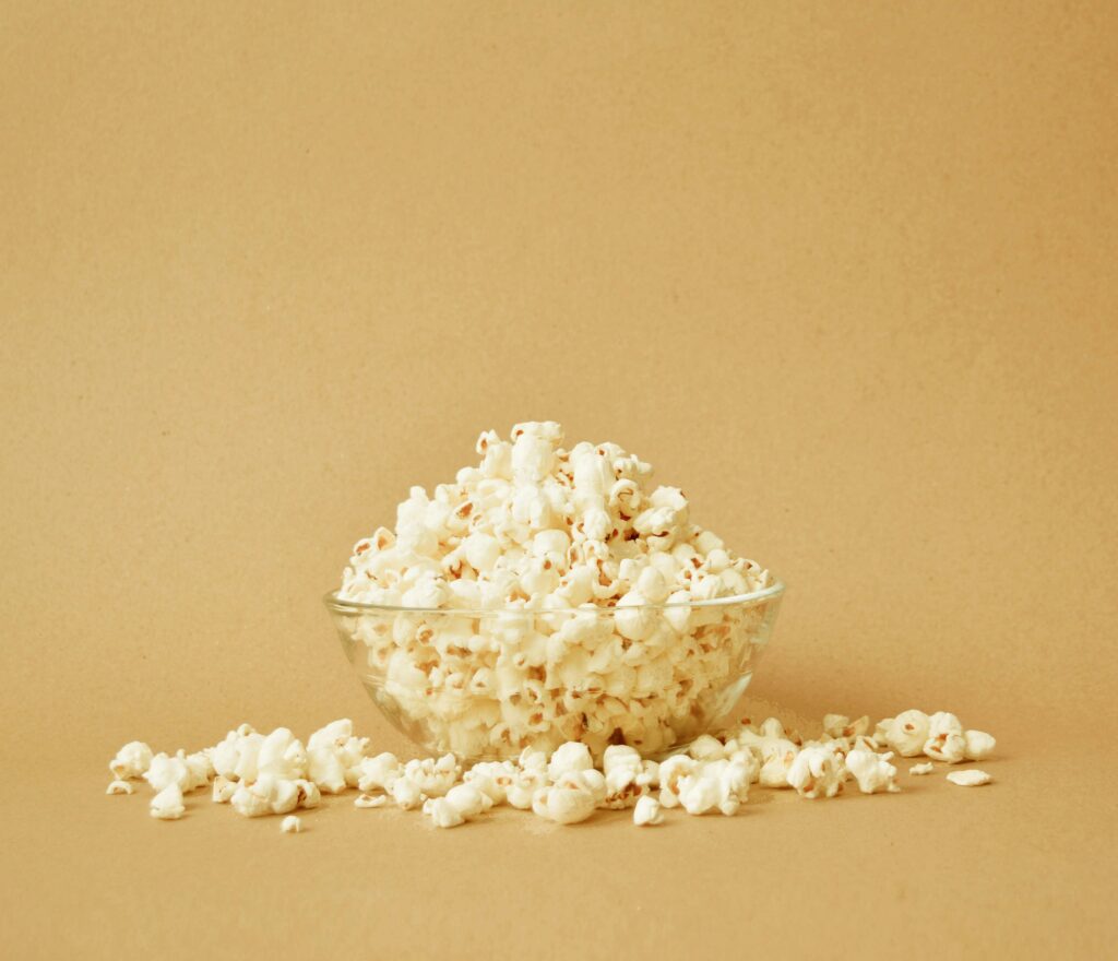 En skål med popcorn - kan katter äta popcorn?